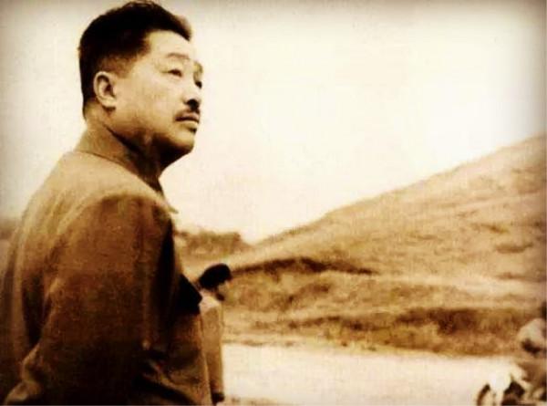 46年賀龍戰友關嚮應去世，賀龍為滿足其願望，給兒子取名“鵬飛”