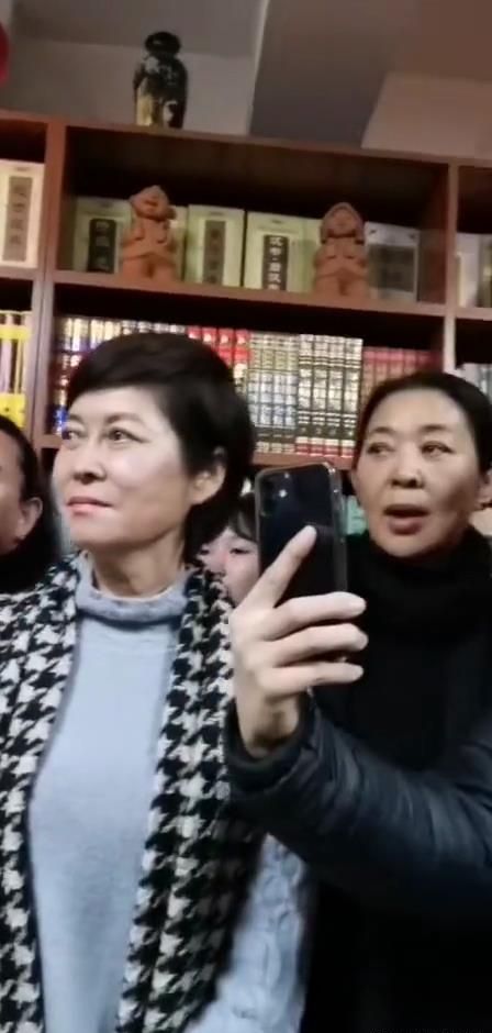 趙忠祥塑像揭幕儀式現場，敬一丹、楊瀾滿眼淚痕，倪萍情緒穩定