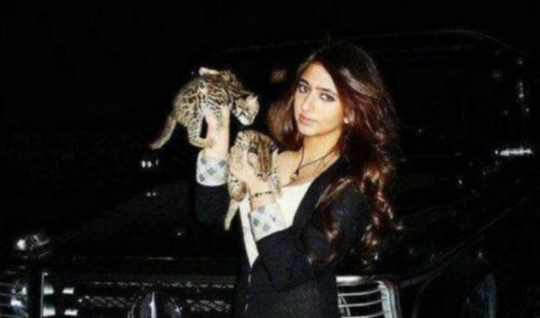 “迪拜最美公主”薩拉瑪:6歲靠顏值火遍全網,卻被迫嫁給大叔 “迪拜最美公主”薩拉瑪:6歲靠顏值火遍全網,卻被迫嫁給大叔