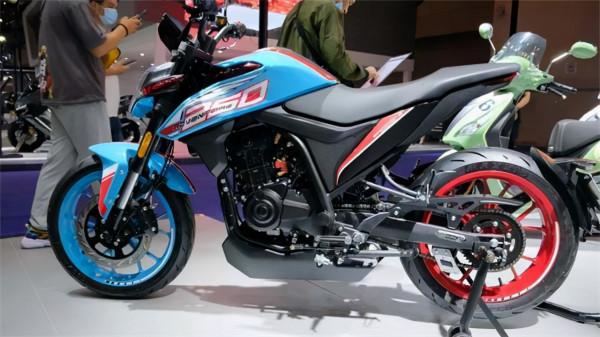 老牌摩企的年輕化之作，外觀新潮配置主流，售價定成敗