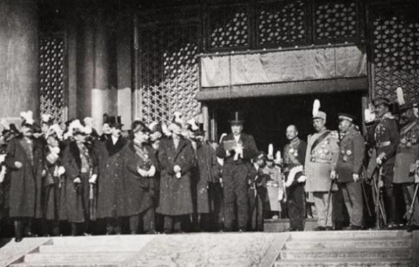 開國上將半夜上廁所，看到夜空劃過一束光，火速下命令：起床撤退