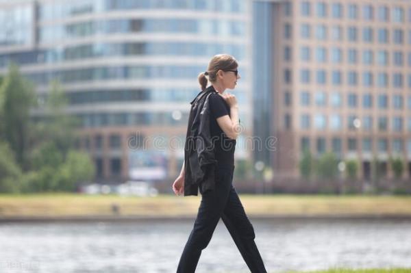 快步走的人更長壽？47.5萬人研究：大約多活15年，前提是走得對