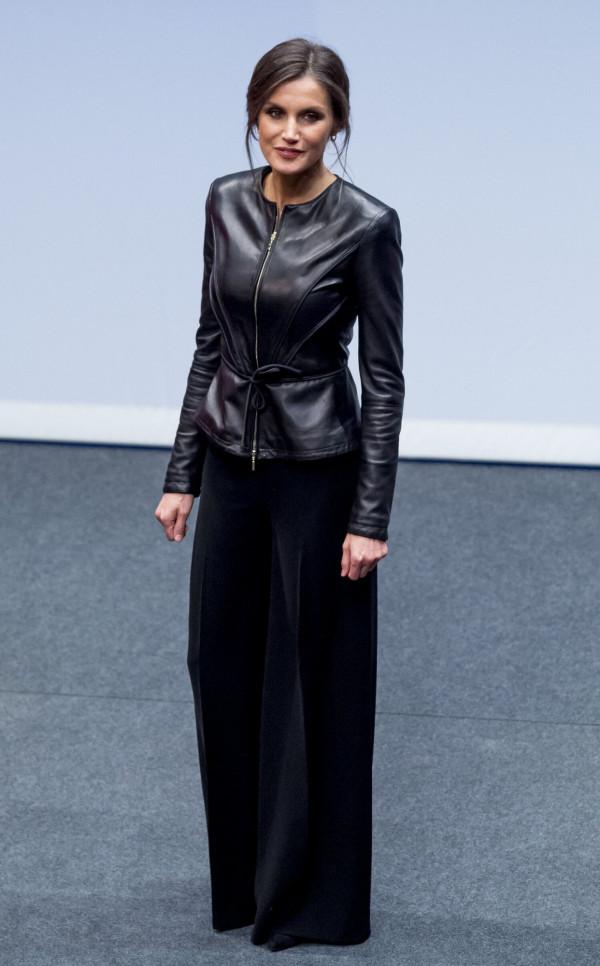 西班牙王后示範皮質服裝的通勤穿搭，將搖滾風皮裙穿得又颯又知性