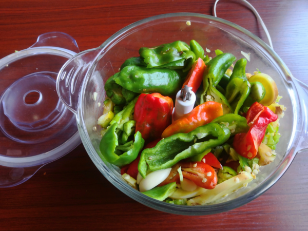 秋後的辣椒吃不完別浪費，做成蒜蓉辣醬很簡單，放上一年都不壞