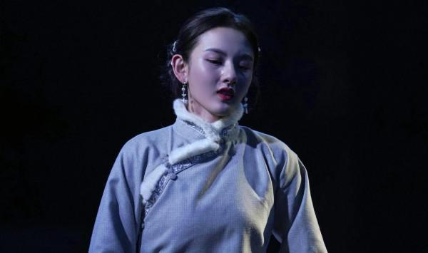 宋祖兒學校期末匯演的現場生圖，即漂亮又會演的妹子 ​​​