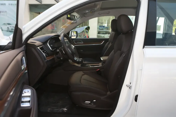 車長近5米，軸距2850mm，配2.0T發動機，榮威RX8表現如何