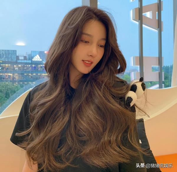 都美竹曬生活美照，遭到黑粉諷刺，霸氣回懟：這是我的正常生活