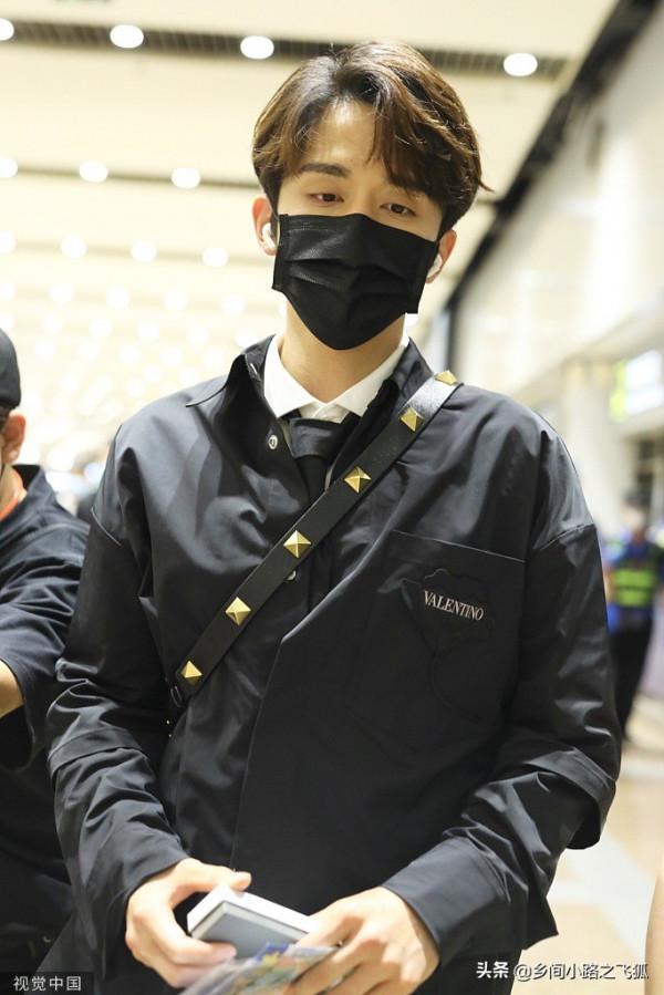 張新成深夜抵達機場人氣旺 襯衫內戴領帶紳士帥氣