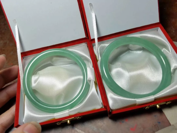 為博女友一笑,買下5.42公斤的原石,取出數條冰種滿綠手鐲 為博女友一笑,買下5.42公斤的原石,取出數條冰種滿綠手鐲