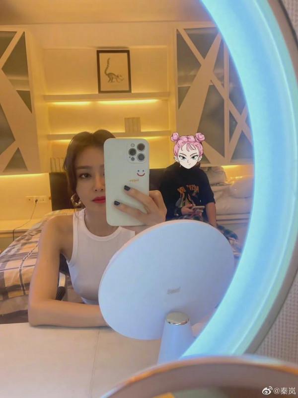 秦嵐曬對鏡拍，無袖上衣手臂好纖細 ​