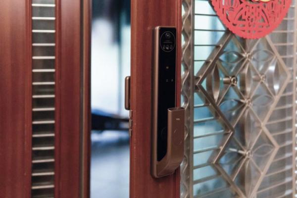 TCL X7S 智慧門鎖體驗：用 iPhone 同款人臉識別，視覺化安防老少可用