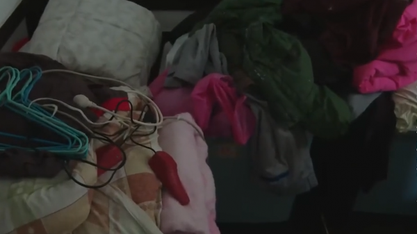 湖南媳婦好吃懶做，吃喝拉撒全在臥室解決，氣得老公掂菜刀砍她