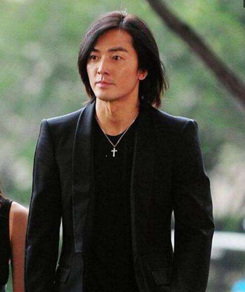 鄭伊健：曾經紅過劉德華，如今為何與“兄弟”陳小春反差那麼大