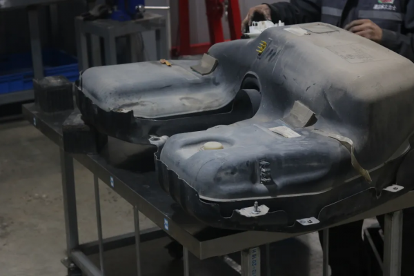 翻新一輛“破爛不堪”的路虎攬勝，匠心修復，滿血復活變新車