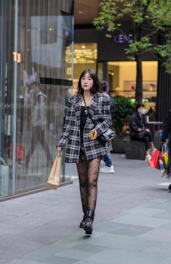 看街拍 識包包:8組巴黎世家沙漏包穿搭示範 看街拍 識包包:8組巴黎世家沙漏包穿搭示範