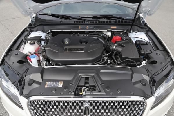 林肯MKZ尊雅版，配2.0T發動機，售29.98萬元，動力儲備足