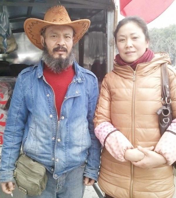 為供兩個女兒上學,每天背5卡車貨物的“板車哥”,後來過得怎樣 為供兩個女兒上學,每天背5卡車貨物的“板車哥”,後來過得怎樣