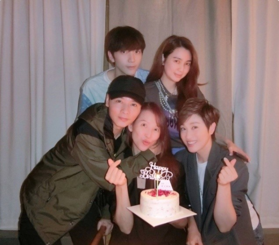 張鎬濂為蔡少芬慶生，穿藍色衛衣陽光帥氣，21歲五官像生父莫少聰