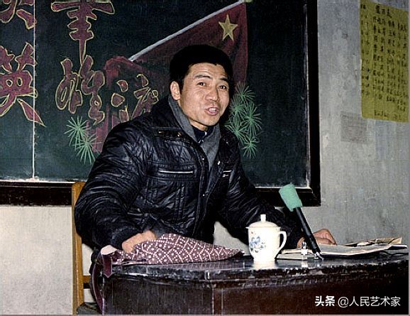 他是曹禺口中的一流演員，因《高山下的花環》成名，多年後在操場上撿回了雷佳音