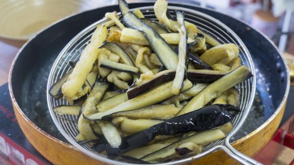 天冷犯懶就饞這一鍋！隨手一燜超下飯，一鍋搞定全家人晚餐，省心