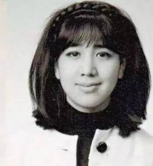 賭王長女何超英：從“最美千金”到“精神失常”，是誰害了她？