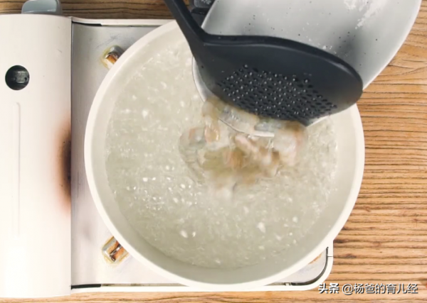 孩子愛吃的豆皮蝦仁蛋卷,烹飪簡單,營養美味,吃一次念念不忘 孩子愛吃的豆皮蝦仁蛋卷,烹飪簡單,營養美味,吃一次念念不忘