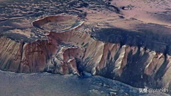 太陽系中最大的瀑布,去瞧瞧去 太陽系中最大的瀑布,去瞧瞧去