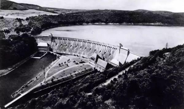 大批轟炸機出動轟炸水壩，4億噸洪水瞬間傾瀉而下，3萬人因此失蹤