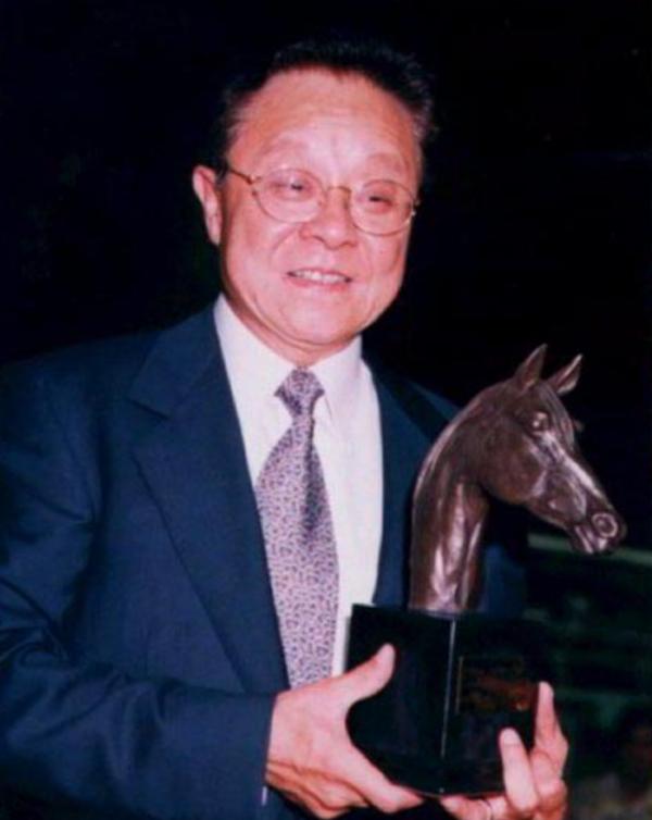 2006年董驃去世，葬禮上成龍曾志偉扶靈，四妻七子為何不爭奪遺產