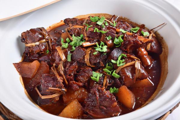 冬天就是吃羊肉的季節，醬燒羊肉週末燉，香甜軟嫩，全家都喜歡