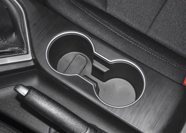 工薪族買車，價格越低越好，這三款不但省油，保養還便宜