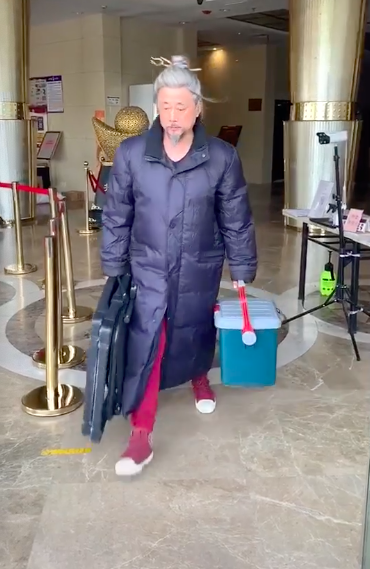 68歲戲骨獨自提行李拍戲，無助理被誤認為龍套，合作伙伴現身力挺