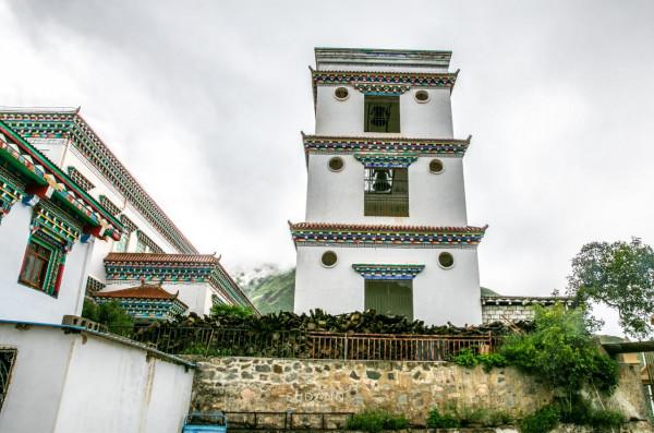 這是西藏唯一的天主教堂,當地80%村民信奉天主教,喜歡喝葡萄酒 這是西藏唯一的天主教堂,當地80%村民信奉天主教,喜歡喝葡萄酒