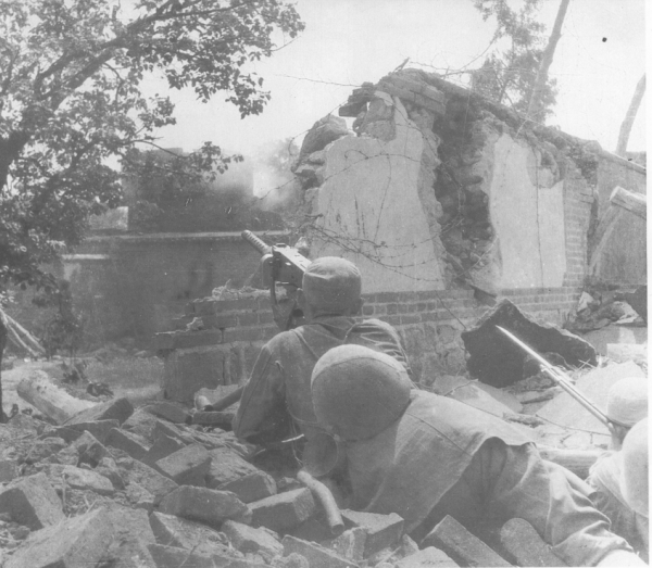 馬步芳妄圖死守六盤山，解放軍四百門大炮炸爛其美夢