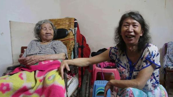 52歲男人穿旗袍20年,只為母親開心,“等娘死後,我再換回男裝” 52歲男人穿旗袍20年,只為母親開心,“等娘死後,我再換回男裝”