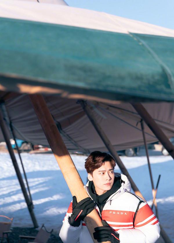 李易峰出席時尚芭莎冬季野宴 雪地造型溫暖陽光演繹冬日型男品格 李易峰出席時尚芭莎冬季野宴 雪地造型溫暖陽光演繹冬日型男品格