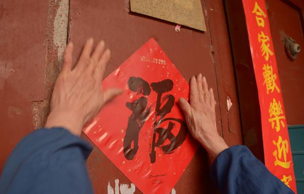 過年貼春聯別再用膠水！教你正確的做法，平整乾淨不留痕