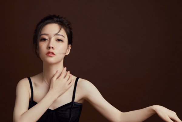 馮提莫的臺上臺下差距太大，臺上是耀眼女神，臺下開口驚豔驚眾人