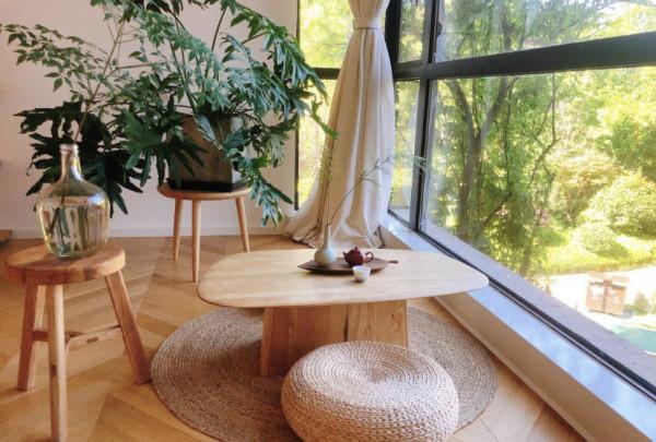 她的家一切從簡，客廳不放電視，不做任何修飾，卻處處充滿高階感