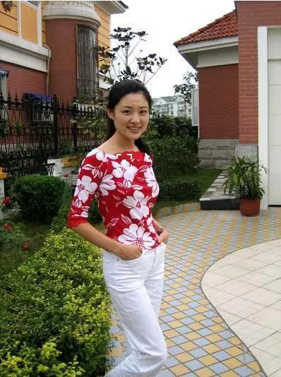 知性優雅的央視前主持人周濤