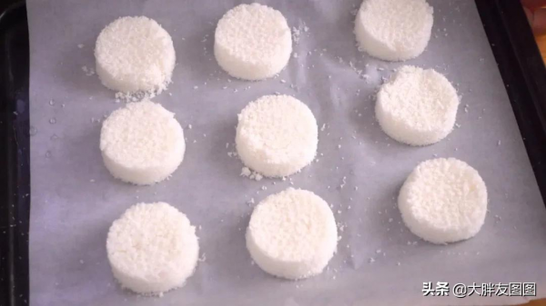 沒有面粉，2種材料做椰蓉餅乾，一入口就化了