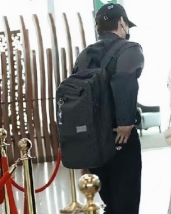劉愷威魏大勳機場偶遇,魏大勳慌忙躲避,劉愷威面露尷尬全程黑臉 劉愷威魏大勳機場偶遇,魏大勳慌忙躲避,劉愷威面露尷尬全程黑臉