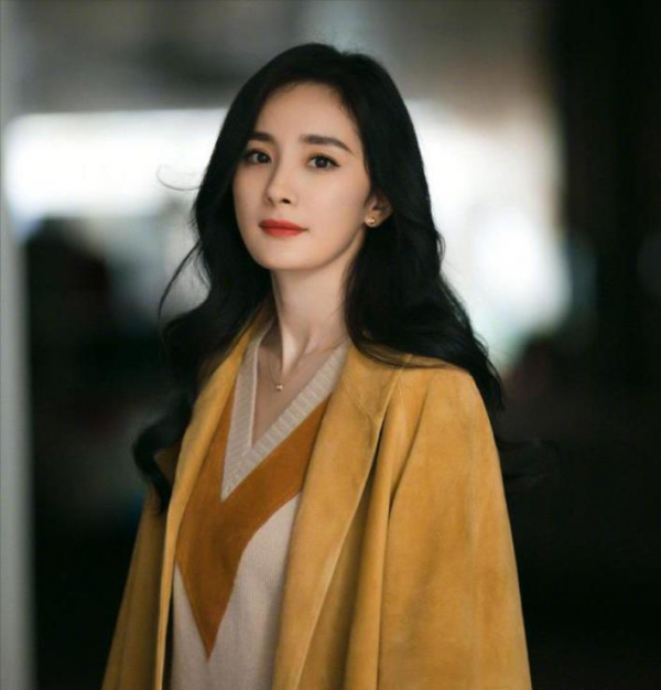 楊冪真的好看，薑黃色大衣內搭毛衣亮相，大波浪捲髮配長筒靴