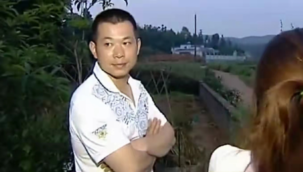 夫妻相差11歲，90後妻子為了名車豪宅，不惜背叛丈夫捨棄孩子