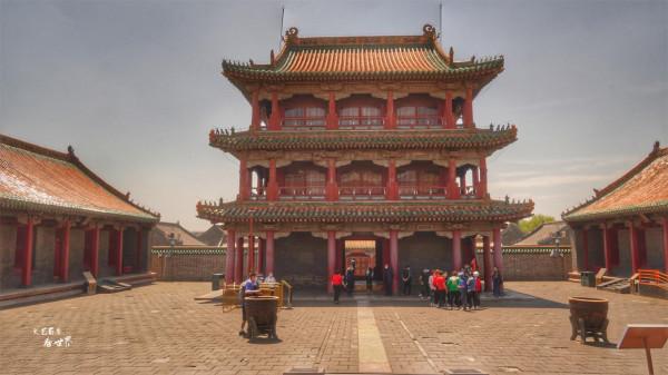 參觀滿族民居，終於明白什麼是東北三大怪，姑娘叼著大煙袋真意外