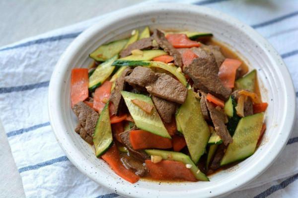 教你營養好吃的胡蘿蔔炒豬肝，補鈣養血又能解饞，怎麼都吃不膩