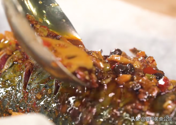 分享鮮辣紙包魚的好吃做法，肉嫩爽口，味美又解饞，家人都愛吃