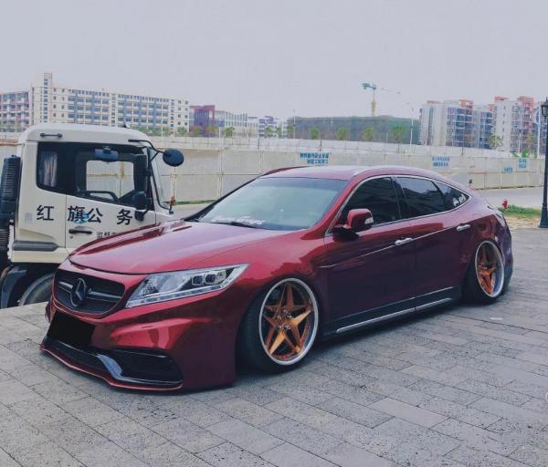 明明長著一張賓士C63的前臉,還說自己是一輛本田? 明明長著一張賓士C63的前臉,還說自己是一輛本田?