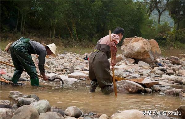 陝西農民挖沙挖到“金蠶”,拒絕文物販子收購,上交後獲百元路費 陝西農民挖沙挖到“金蠶”,拒絕文物販子收購,上交後獲百元路費