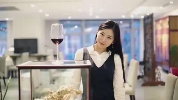 31歲北京美女,靠賣酒爆紅,一場直播賣100萬,年入3.5億,憑啥? 31歲北京美女,靠賣酒爆紅,一場直播賣100萬,年入3.5億,憑啥?